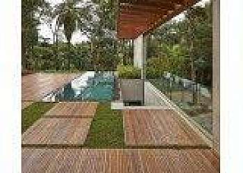 Deck de madeira com pergolado Deck de madeira com pergolado