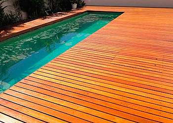 Deck para piscina de madeira