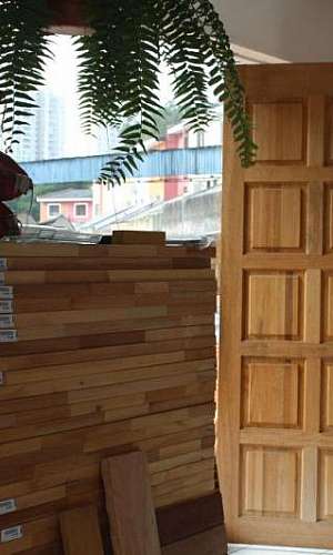 Porta de madeira lisa com batente Porta de madeira lisa com batente